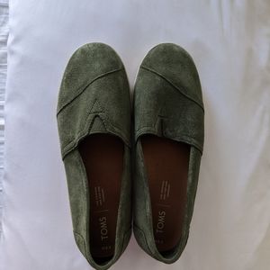 Tom's size 8.5 olive green